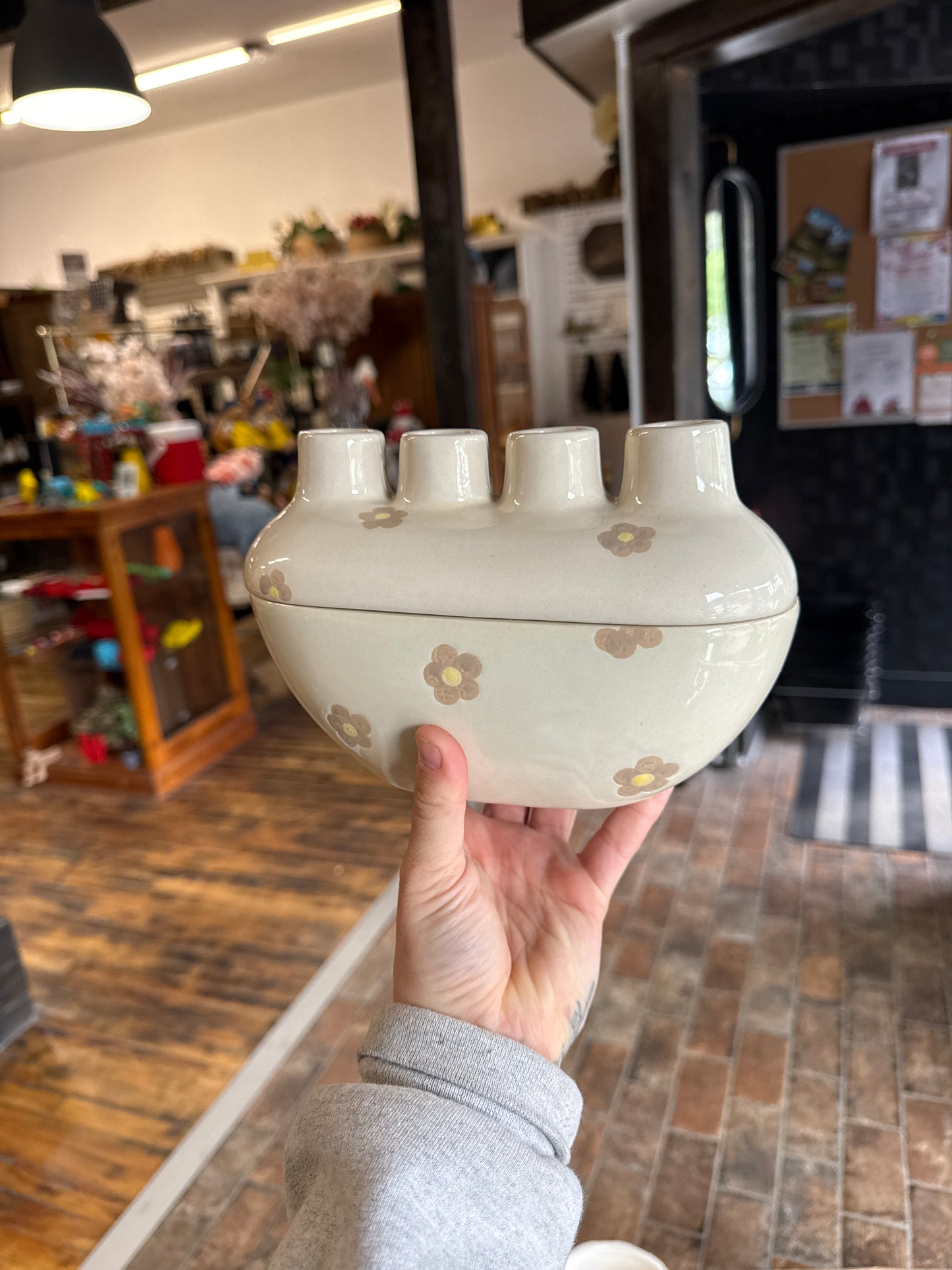 Daisy bud vase