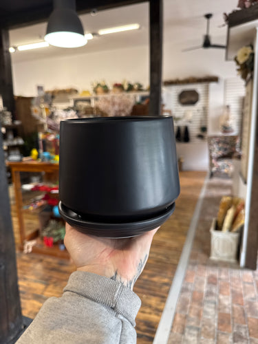 Black pot with dish